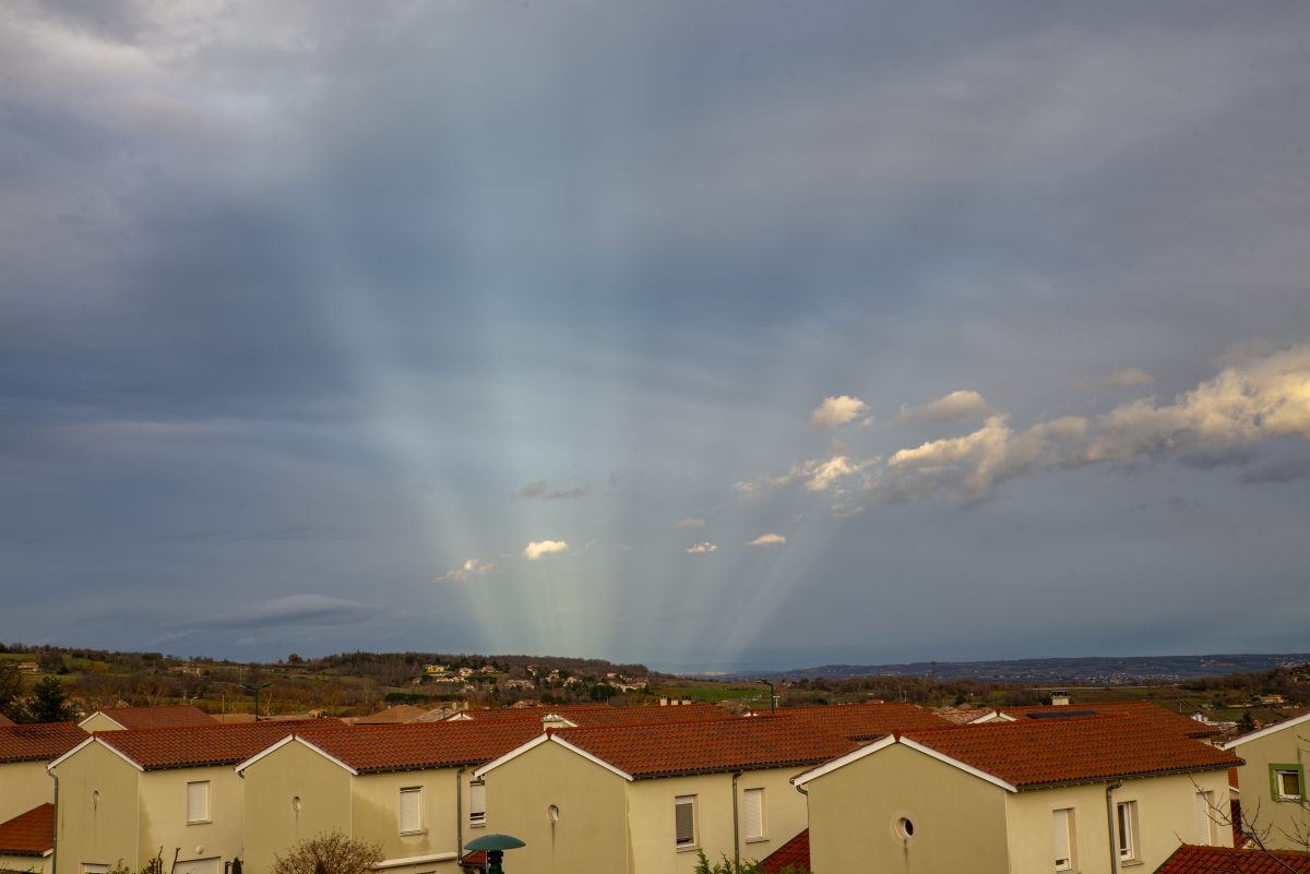 ces photos sont prises vers le N/E avec le soleil dans le dos, pourquoi ces rayons lumineux ?